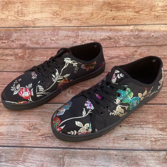 Love University woman’s black oriental style floral embroidered sneakers size 10 - Picture 6 of 10